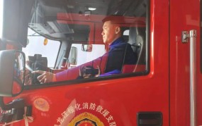 李春嫒幼我材料简介演过什么戏（扫黄]烟台卖淫场面电子眼足下环顾傍晚挂红灯）一婚嫁富豪现任幼鲜肉“沪上皇”前任给9亿离婚费洗头妹到亿万富婆韦雪比叶珂段位高太多！-《乘风破浪》发廊妹吸睛